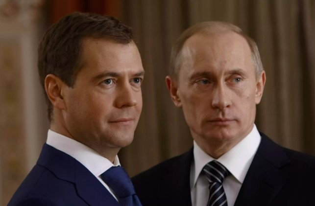 Putin va Medvedev 27 daraja sovuqda Arktikni qanday tozalashganini ko'rishdi