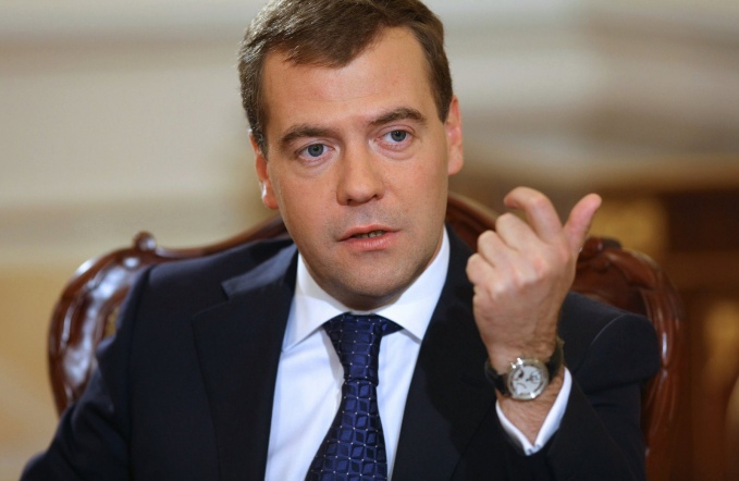 Medvedev Navalniy ayblovlarini «safsata, kompot va qandaydir qog'oz» deb atadi