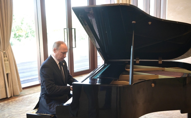 Путин сыграл на рояле в резиденции Си Цзиньпина