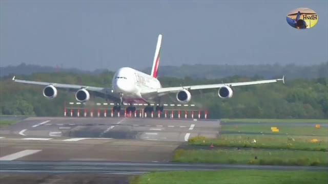 Aeroportga qo‘nayotgan A380 samolyotini kuchli dovul uchirib ketdi
