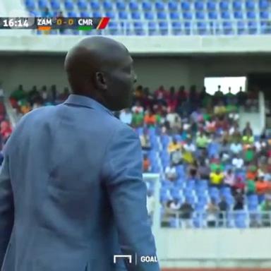 Тренер сборной Замбии не удержался на ногах, приняв мяч в своей т...
