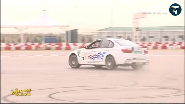 Президент Туркменистана дрифтует на гоночном авто