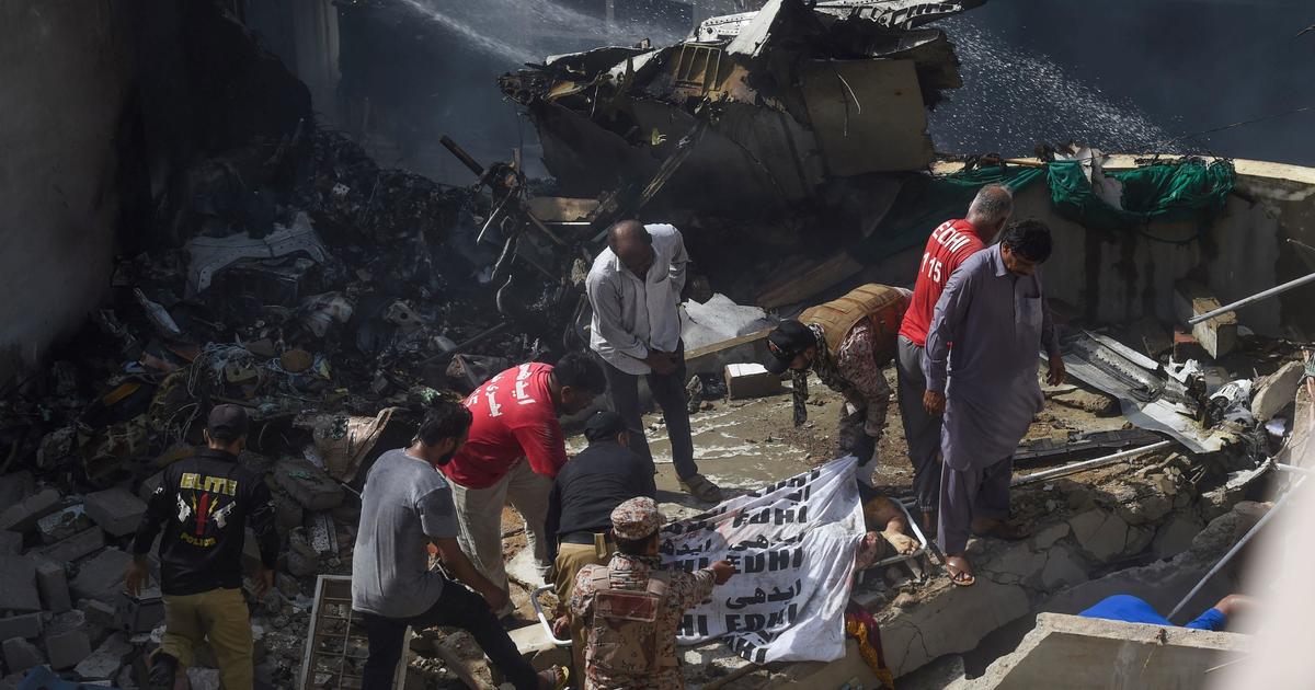 В Пакистане упал Airbus 320 упал на жилой квартал / In Pakistan Airbus crashes falls in residential